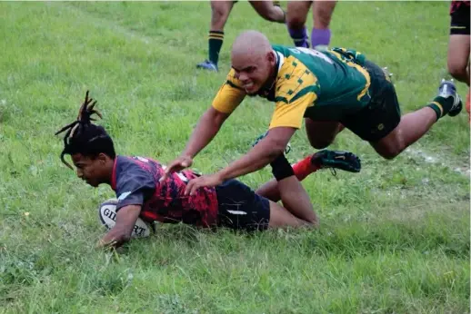  ?? Photo: Lurika Jacobs ?? Man of the Match Garth Oosthuizen of Trying Stars dived over for one his two tries against Klipfontei­n United on Saturday. He also slotted 5 out of 6 shots at goal and scoring half of his teams points.