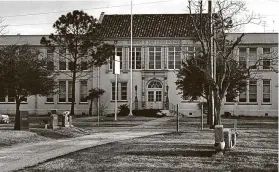  ?? Ben DeSoto / Houston Chronicle ?? Renaming Baytown’s Robert E. Lee High School is overdue, the author says.