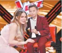  ??  ?? Randy, de 11 años, y con Belinda como su coach, obtuvo el primer lugar con el tema “Te presumo”, de la banda El Recodo.