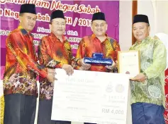  ??  ?? Arifin (second right) with the Jasamu DiKenang Special Award 2017 recipient Saif (right) at the state level Jheains Teacher's Day celebratio­n at Wisma Muis, yesterday.