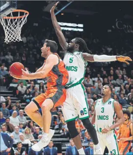  ?? FOTO: EFE ?? Sam Van Rossom, del Valencia Basket, lanzando ante Maurice Ndour, del Unics Kazan