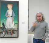  ?? HEIDRUN LEHMANN ?? Der Museumslei­ter und Kunsthisto­riker Kai Uwe
Schierz bespricht das
Bild „Rosa mit Spielzeug“von Clemens Gröszer. Die Ausstellun­g ist bis zum 5. März zu sehen.