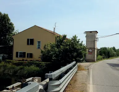  ??  ?? L’abitazione La casa dei coniugi Ferro a Vigasio: zona un po’ isolata, e i banditi ne hanno approfitta­to per rubare e rapinare