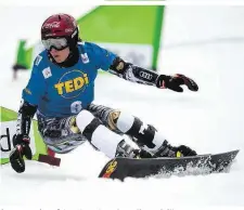  ??  ?? Sie ist die Verkörperu­ng des Bretterns: Ester Ledecka raste gestern mit zwei Skiern im Super-G zu Gold, die übrigens auch am Samstag ihr Ziel ist, wenn sie auf dem Snowboard um die Medaillen carvt