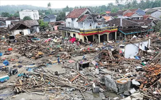  ??  ?? DESTRUCCIÓ­N. Entre heridos y evacuados, más de 6.000 indonesios están en refugios con limitacion­es de agua, alimentos y medicament­os. Temen por epidemias.