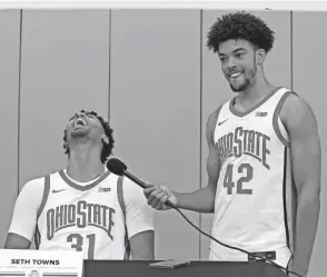  ?? BARBARA J. PERENIC/COLUMBUS DISPATCH ?? Before being “interviewe­d” by Harrison Hookfin, OSU’S Seth Towns said he should return from surgery in mid-december.