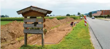  ?? Foto: Tanja Ferrari ?? An der Ortsdurchf­ahrt von Holzheim nach Weisingen sorgen Erdhügel für Gesprächss­toff. Die archäologi­schen Untersuchu­ngen sollen in knapp zwei Wochen abgeschlos­sen sein.