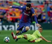  ?? AP ?? Barcelona’s Lionel Messi ( left) vies for the ball with Mathieu Flamini of Getafe in their Spanish League match at Camp Nou. —