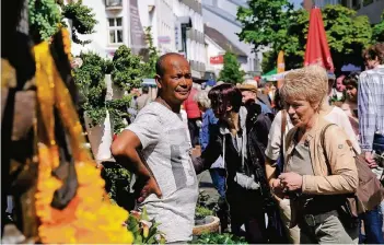  ?? RP-FOTO: OLAF STASCHIK ?? Die Atmosphäre in der Innenstadt – hier beim Blumenmark­t Anfang Mai 2017 – wird von Kunden immer wieder gelobt. Die Einkäufer halten sich meist länger als eine Stunde in der City auf.