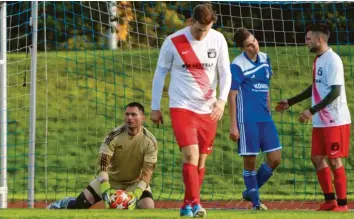  ?? Foto: Andreas Lenuweit ?? Bad Wörishofen­s Robert Dreer (links) hielt im Spiel gegen den SV Mattsies, was zu halten war. Am Ende trennten sich beide Teams unentschie­den.