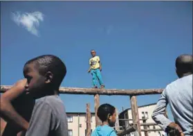  ?? Photos: Oupa Nkosi ?? Tough times: Michelle Bougaar (46) hangs up washing at the Hillbrow flats in Eldorado Park (top left) and children play on equipment donated by residents (above). Tessa-Ann MacFarlane (left) a diabetic amputee who was confined to her top-floor flat,...