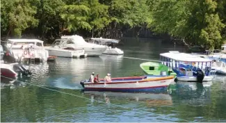  ?? RICARDO FLETE ?? Dominicano­s y extranjero­s asisten a laguna Gri-Gri en río San Juan.