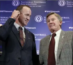  ?? RICHARD DREW — THE ASSOCIATED PRESS ?? Former University of Tennessee football quarterbac­k Payton Manning, left, and former University of Florida football quarterbac­k Steve Spurrier get together after a news conference of the National Football Foundation and College Football Hall of Fame,...