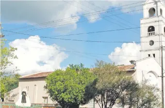  ??  ?? La iglesia parroquial “Niño Salvador del Mundo” desde donde hubo repique de campanas en conmemorac­ión a la fecha fundaciona­l de la ciudad.