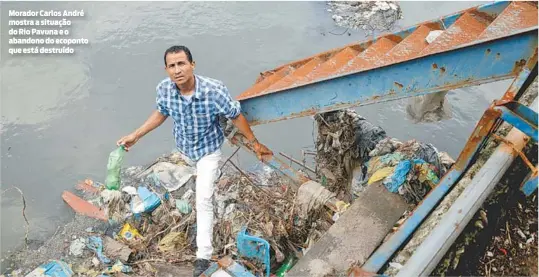  ?? LUCIANO BELFORD/AGÊNCIA O DIA ?? Morador Carlos André mostra a situação do Rio Pavuna e o abandono do ecoponto que está destruído