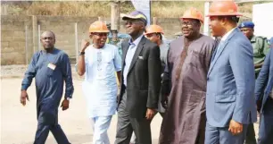  ??  ?? Minister of Power, Works & Housing, Mr Babatunde Fashola, SAN(middle), the Minister of State in the Ministry, Mustapha Baba Shehuri(2nd righjt) , Chairman, Ibadan Electricit­y Distributi­on Company Plc (IBEDC), Dr. Olatunde Ayeni(left) and Deputy...
