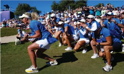  ?? ?? Suzann Pettersen leads the celebratio­ns on the final green as Europe retain the Solheim Cup. Photograph: John Walton/PA