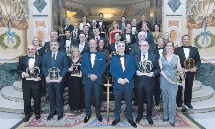  ?? FOTOS: JESÚS G. FERIA/DAVID JAR ?? Foto de familia de los premiados junto a los organizado­res de la gala, Antonio Queijeiro, Pablo Suñer y Pilar Rodríguez