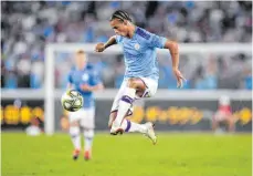  ?? FOTO: CHARLY TRIBALLEAU/AFP ?? Noch in City-Blau, bald eventuell in Bayern-Rot: Leroy Sané.