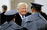  ??  ?? Inizio col botto. Donald Trump saluta due cadetti dell’Esercito