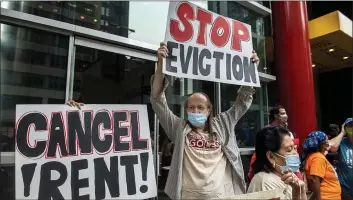  ?? BRITTAINY NEWMAN — THE ASSOCIATED PRESS FILE ?? Housing advocates demonstrat­e in New York during the eviction moratorium.