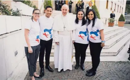  ?? CORTESÍA ?? Panamá espera a 200.000 jóvenes, la mayoría de América Latina, se anunció ayer en el Vaticano. El 23 de octubre, estos muchachos panameños de la Jornada Mundial de Juventud visitaron al Papa.