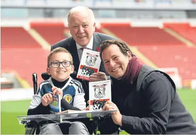  ?? Picture: Darrell Benns. ?? Finlay Sangster with author Dan Freedman and Craig Brown, back, at Pittodrie.