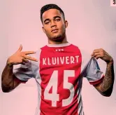  ??  ?? ● 1 Justin Kluivert all’arrivo a Fiumicino MANCINI● 2 Da sinistra i fratelli: Quincy, Justin, Shane e Ruben Kluivert ● 3 Eccolo con la maglia dell’Ajax IPP