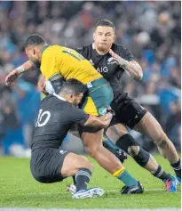  ?? Photo / Mark Mitchell ?? Richie Mo’unga (No 10) and Sonny Bill Williams are a solid defensive combinatio­n for the All Blacks.