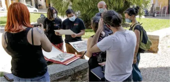  ?? EL PERIÓDICO ?? Las ciudades ya no buscan expandirse tanto. Ahora regeneran sus espacios. En la foto, inicio del proceso participat­ivo con vecinos para adecuar Santiago.