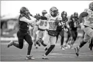  ?? Kennesaw State — Kyle Hess ?? Kennesaw State quarterbac­k Jonathan Murphy holds out his arm to keep Weber State’s Eddie Heckard away in their 2019 FCS playoff game.