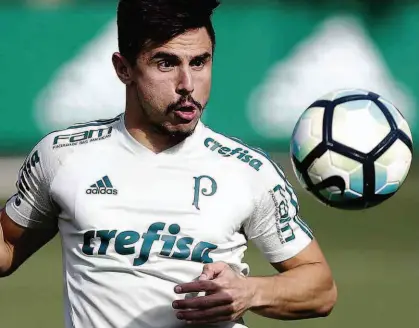  ?? Cesar Greco - 1º.nov.17/Ag. Palmeiras/Divulgação ?? Willian pinta como favorito a recuperar uma vaga na equipe titular; artilheiro do time no ano, com 17 gols, ele disputa posição com Keno e Borja; o trio brigará por duas posições entre os 11 para o jogo contra o Bota