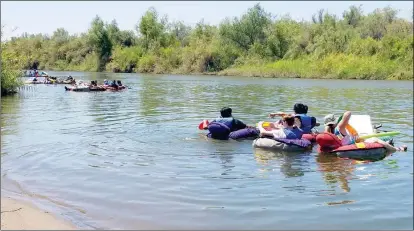  ??  ?? WELLTON ELEMENTARY STUDENTS float down the Colorado River Monday afternoon.