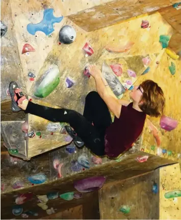  ?? Fotos: Michael Kienastl ?? Konzentrat­ion ist gefragt beim Bouldern: Antonia Tröndle (Bild oben) und Sandra Hopfensitz (links unten) zeigen ihr Können in der Kletteranl­age des DAV Aichach. Dort finden Anfang Mai die Kreismeist­erschaften statt.