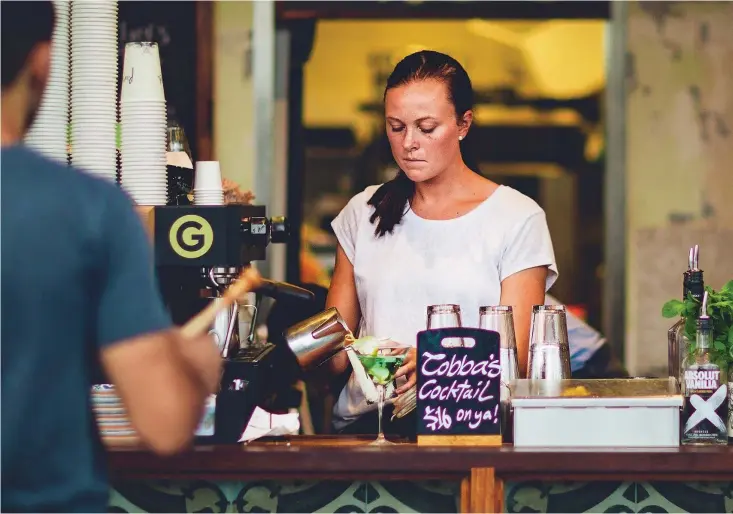  ??  ?? DRÖMMEN. Frida och Peter tyckte att drömmen var att öppna en restaurang i det område de älskar, det är nu gjort. Det första året var tufft, nu efter nästan två år fungerar allt bra.