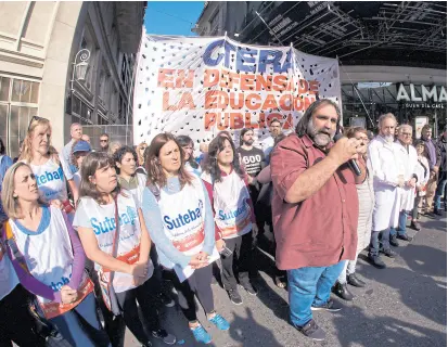  ?? Télam ?? Baradel encabezó una marcha en la Casa de Chubut, en el microcentr­o porteño