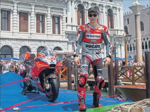  ??  ?? EN VENECIA. Mientras no para de hablarse de su futuro, Lorenzo se divirtió en un acto de Ducati en los canales venecianos y la Plaza de San Marcos.