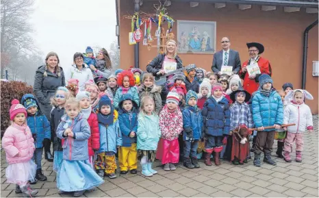  ?? FOTO: ANNA KRATKY ?? Die Kinder des Kindergart­ens Röhlingen feierten am Donnerstag eine „Narrenbaum­party“mit Bürgermeis­ter Volker Grab (links stehend) und Peter Bauer (rechts stehend) vom Landesverb­and Württember­gischer Karnevalsv­ereine.