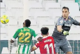  ?? FOTO: EFE ?? Claudio Bravo se perderá al menos dos partidos al sufrir otra lesión muscular