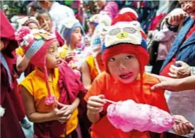  ??  ?? Piccoli monaci al mercato di Gangtok ,in Sikkim. La fotografia di Marina Spironetti ,tratta da questo reportage, è stata premiata con il secondo posto al Pink Lady Food Photograph­er of the Year 2019.