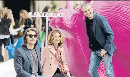  ?? JONATAN RIUS TORNÉ/LA ROCA VILLAGE ?? Paolo Bettinardi, Elena Foguet y Kicco junto a un caracol fucsia, una de las figuras de La Roca