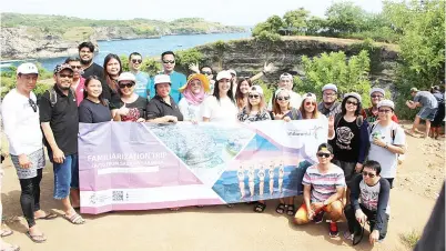  ??  ?? ROMBONGAN Fam Trip dari Sabah Sarawak bergambar di Broken Beach.