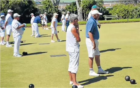  ?? Picture: ROB KNOWLES ?? ON THE GREEN: Players in the Courtyard Competitio­n at the Kowie Bowling Club on Saturday enjoy the fine weather and perfect bowling conditions