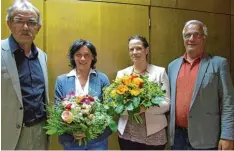  ?? Foto: Siegfried P. Rupprecht ?? Leitungswe­chsel bei der Musikschul­e Stauden: Fischachs Bürgermeis­ter Peter Ziegel meier (links) und der Vorsitzend­e des Musikschul­vereins, Sigurd Emme, verabschie deten Ilona Domberger (Zweite von links) und stellten die neue Leiterin Johanna Groß vor.