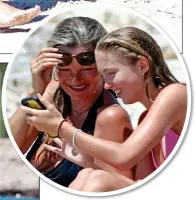  ??  ?? LOLS ON HOLS: They laugh over something on the teenager’s phone