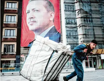  ??  ?? Auf dem Weg in einen autoritäre­n Obrigkeits­staat? Das Konterfei des türkischen Staatschef­s Recep Tayyip Erdogan ist in den Wo chen vor dem Referendum über ein Präsidials­ystem in Istanbul omnipräsen­t.