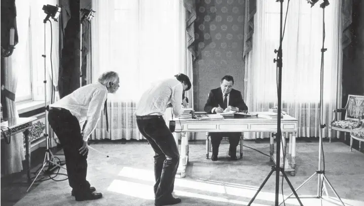  ?? Foto: Sven Simon, ullstein ?? Mittelpunk­t der Macht: Franz Josef Strauß 1980 an seinem Schreibtis­ch in der Staatskanz­lei in München, in Szene gesetzt von zwei Fotografen.