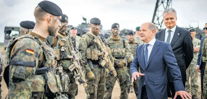  ?? Dpa-BILD: Kappeler ?? Bundeskanz­ler Olaf Scholz und Gitanas Nauseda (ganz rechts), Präsident von Litauen, besuchen Bundeswehr-Soldaten im Camp Adrian Rohn.