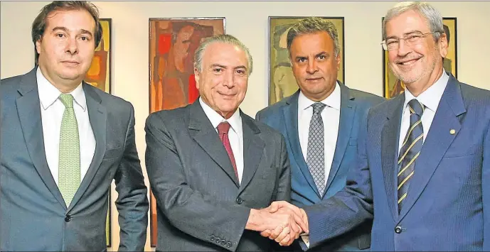  ?? CEDOC PERFIL ?? ALIANZA. Temer aprobó sus reformas con los votos del PSDB y de otros partidos aliados. Neves, investigad­o por corrupción, forjó esa alianza, que ahora pende de un hilo.