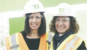  ??  ?? Debbie LeBlanc, gestionnai­re du centre de service à la clientèle de TD, et Dale McErlean, vice-présidente aux finances de la Banque TD. - Acadie Nouvelle: Patrick Lacelle